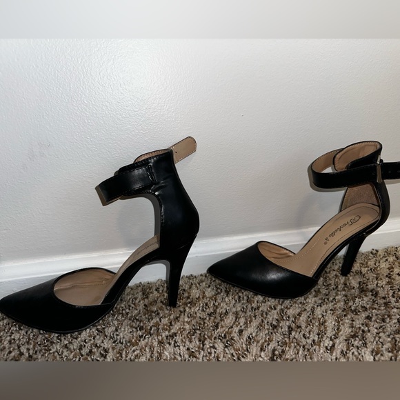 Breckelles, Black, size 6, Ankle strap, pointed toe heel. - Picture 2 of 3